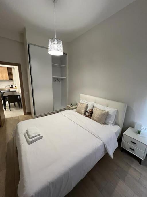 Cozy New Apartment Nearby Metro Атина Екстериор снимка