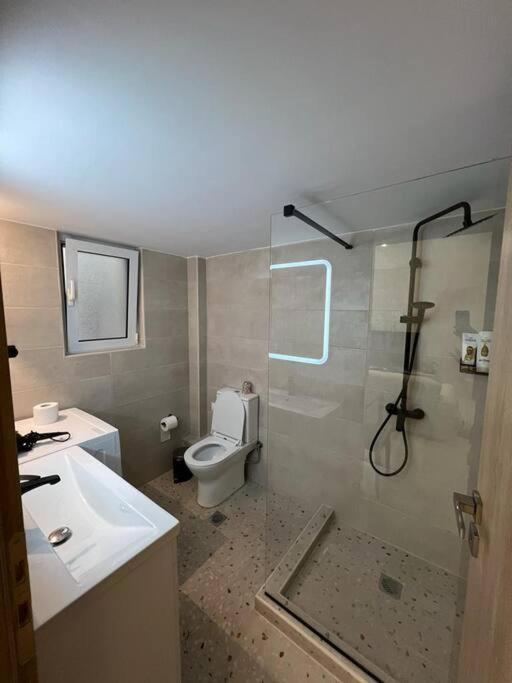 Cozy New Apartment Nearby Metro Атина Екстериор снимка