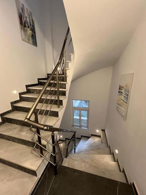 Cozy New Apartment Nearby Metro Атина Екстериор снимка